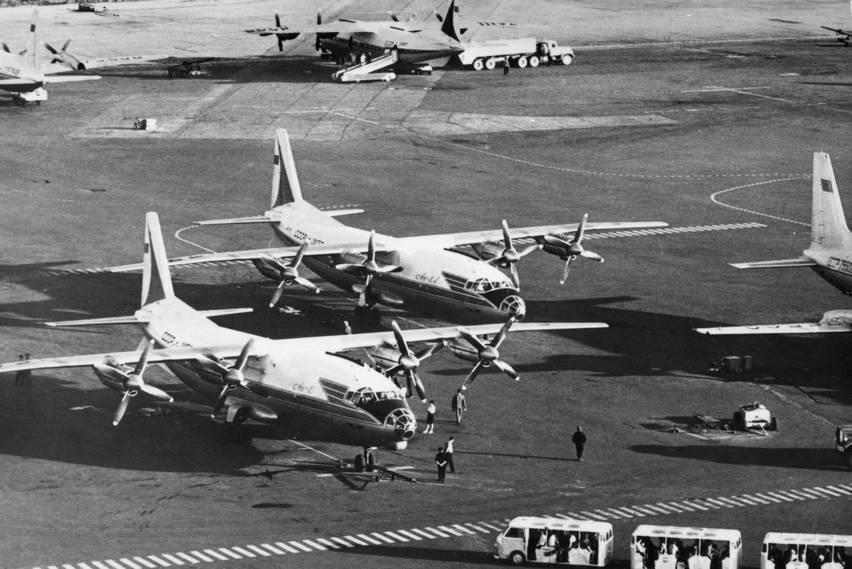 Самолеты Ан-10 и Ан-10А вместе с «Ил-восемнадцатыми» ждут посадки пассажиров. Это были основные «рабочие лошадки» нашей гражданской авиации в шестидесятых годах 