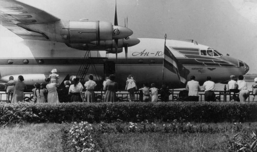 Появление нового авиалайнера Ан-10А было встречено советскими трудящимися «с чувством глубокого удовлетворения»