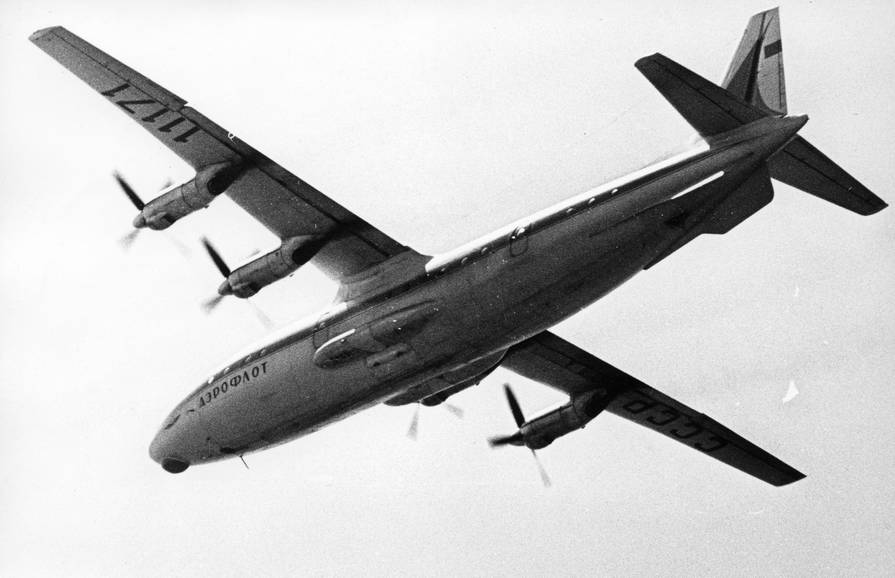 Самолет Ан-10 СССР-11171 в полете. Эта машина уже имеет оперение, доработанное в эксплуатации: килевые шайбы на концах стабилизатора заменены сдвоенным подфюзеляжным килем