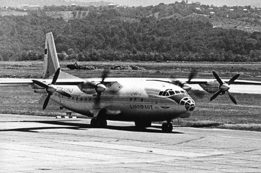 Самолет Ан-10 в базовом варианте «без буквы» с доработанным оперением