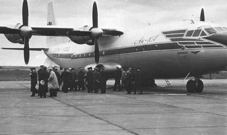Лайнер Ан-10 харьковского 23-го авиаотряда ГВФ на перроне аэровокзала. Летчики, которые сели за штурвалы «Ан-десятых», ранее не имели опыта полетов на таких тяжелых машинах, и их освоение не всем давалось легко