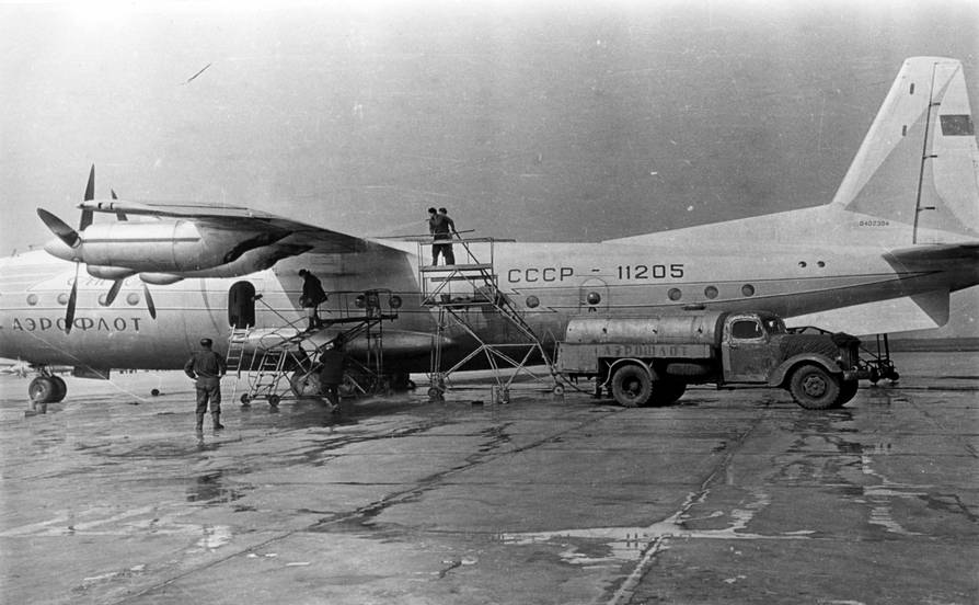 Ан-10А борт СССР-11205 харьковского 23-го авиаотряда ГВФ «принимает душ» в родном аэропорту Основа