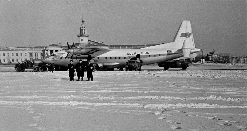 Самолет Ан-10А бот СССР-11180 с первоначальным вариантом оперения с одиночным подфюзеляжным килем и дополнительными шайбами
