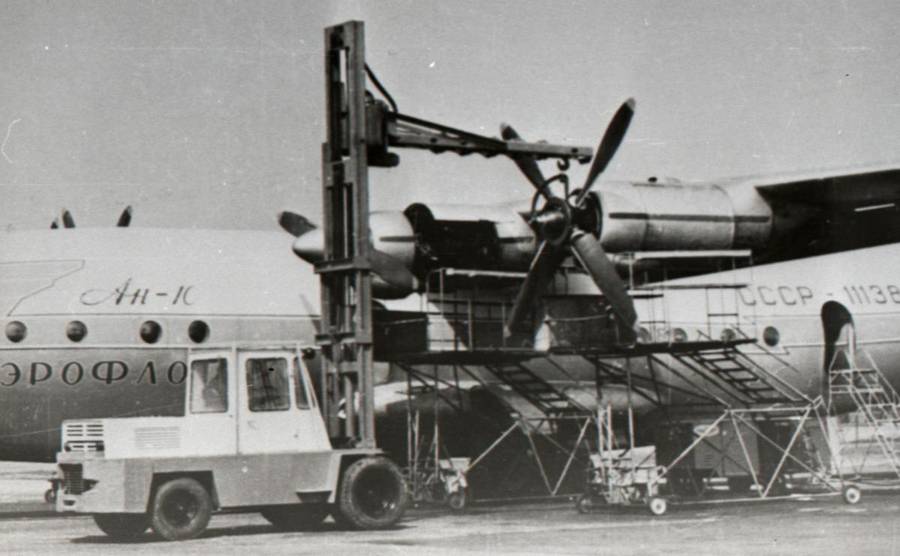 Замена воздушного винта на двигателе АИ-20 самолета Ан-10. Винт АВ-68, а вернее система управления его шагом и флюгированием стал одним из самых неблагополучных агрегатов лайнера