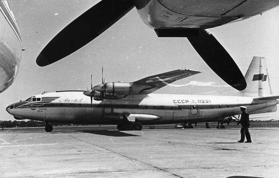 Самолет Ан-10А в одном из аэропортов Советского Союза. Снимок сделан из-под крыла Ил-18, а на заднем плане виднеется поршневой Ил-14