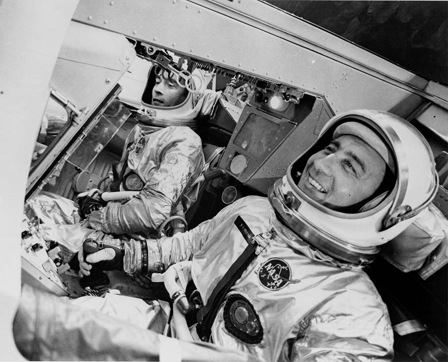 Астронавты NASA командир корабля «Джемини-3» Вирджилл Гриссом и пилот Джон Янг