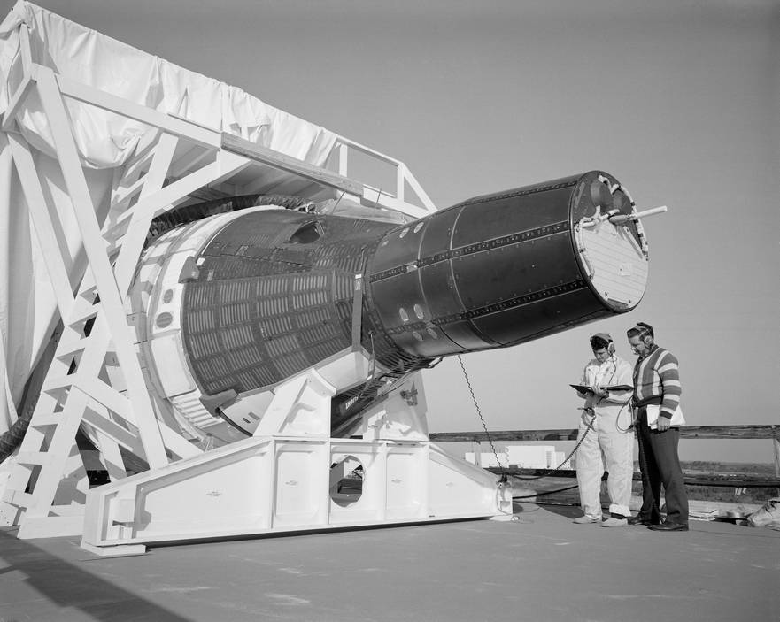 Первый американский многоместный космический корабль «Джемини-3» проходит предпусковые испытания – 6 января 1965 г. На самом деле «многоместный» – это громко сказано. Астронавтов на нем было только два, и размещены они были примерно с тем же комфортом, что и на двухместном истребителе