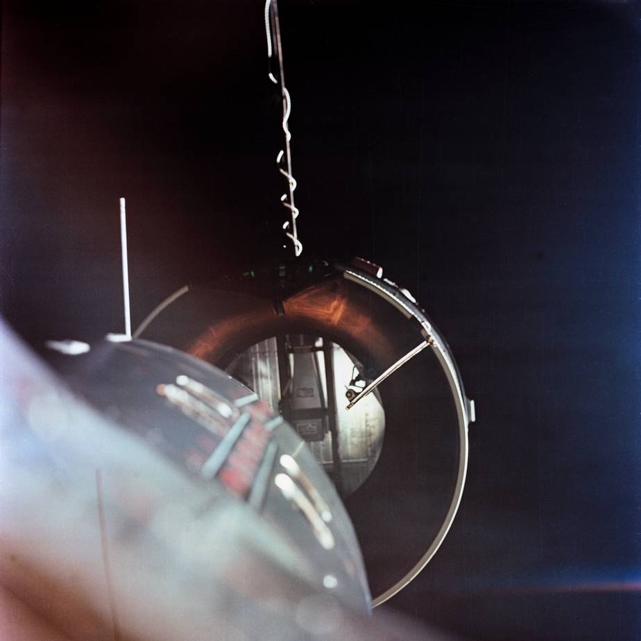 Так видели ракету-мишень «Аджена» астронавты NASA с борта космического корабля «Джемини-8» за мгновение до стыковки