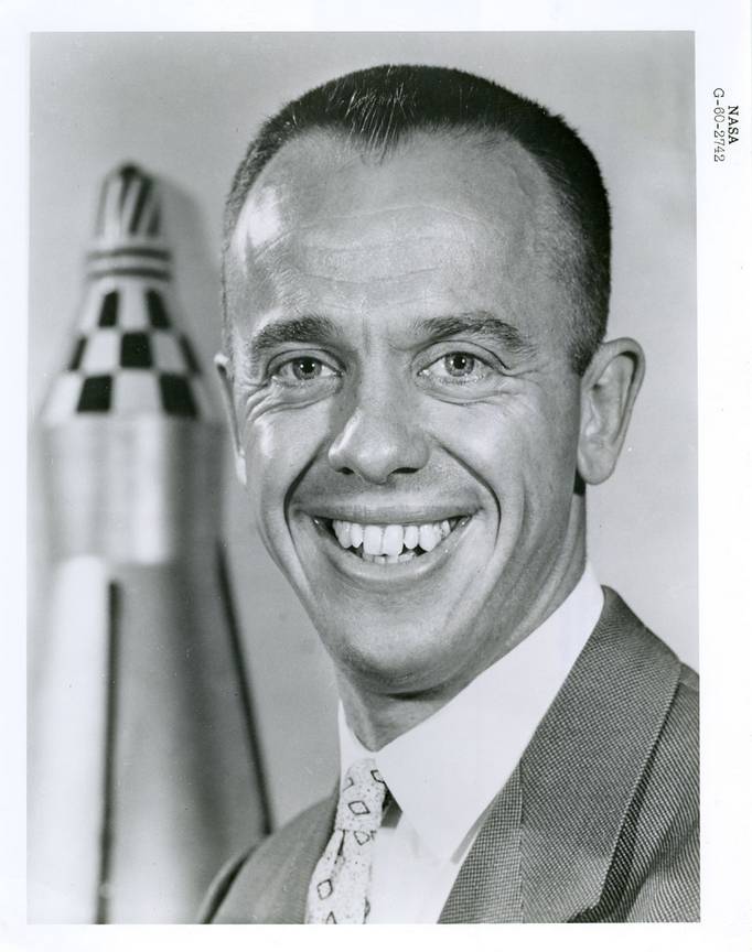 Первый американский астронавт Алан Шепард. Он совершил свой полет на космической капсуле «Меркурий-Редстоун-3» лишь на месяц позже Гагарина – 5 мая 1961 г., но сделал не полный виток, а пролетел за 15 минут лишь несколько сотен километров по баллистической кривой. Прямо как боеголовка баллистической ракеты…