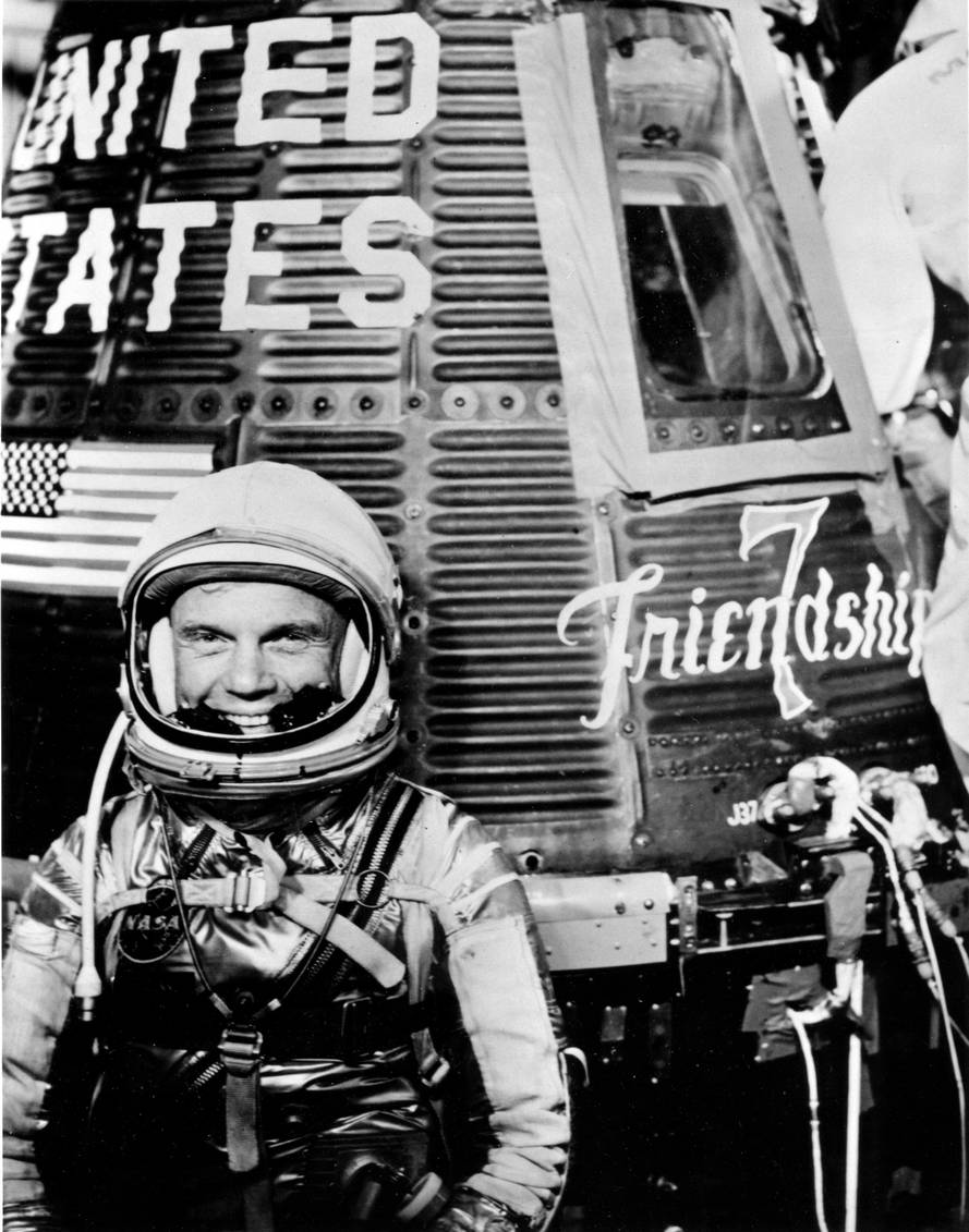 Джон Гленн – первый американский астронавт, совершивший настоящий орбитальный полет 20 февраля 1962 г. – три витка, общая длительность 4 часа 55 минут и 23 секунды на корабле «Меркурий-Атлас». Вот он фотографируется перед полетом у своей капсулы «Дружба-7»