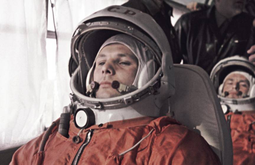 Летчик-космонавт Юрий Гагарин и его дублер Герман Титов едут в автобусе на стартовую позицию – космодром Тюра-Там (Байконур), утро 12 апреля 1961 г.Титов полетит в космос следующим…