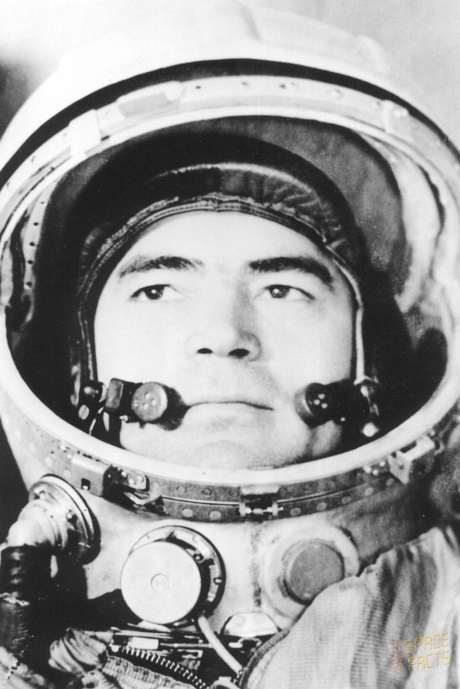 Советский космонавт №3 Андриян Григорьевич Николаев – первый участник первого в истории группового полета космических кораблей. Он вышел на орбиту 11 августа 1962 г. на корабле «Восток-3», а на следующий день на «Востоке-4» взлетел Павел Попович
