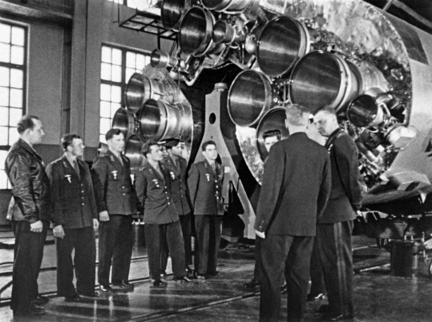 Советские космонавты первого набора знакомятся с ракетой-носителем Р-7, на которой им предстоит отправиться в космос – 14 января 1960 г.