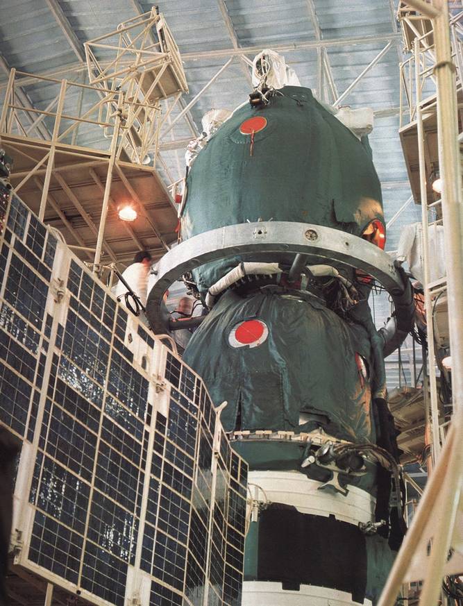 Сразу после первых космических полетов и в Советском Союзе, и в Америке были начаты практические работы по организации полета человека к Луне и высадки на ее поверхность