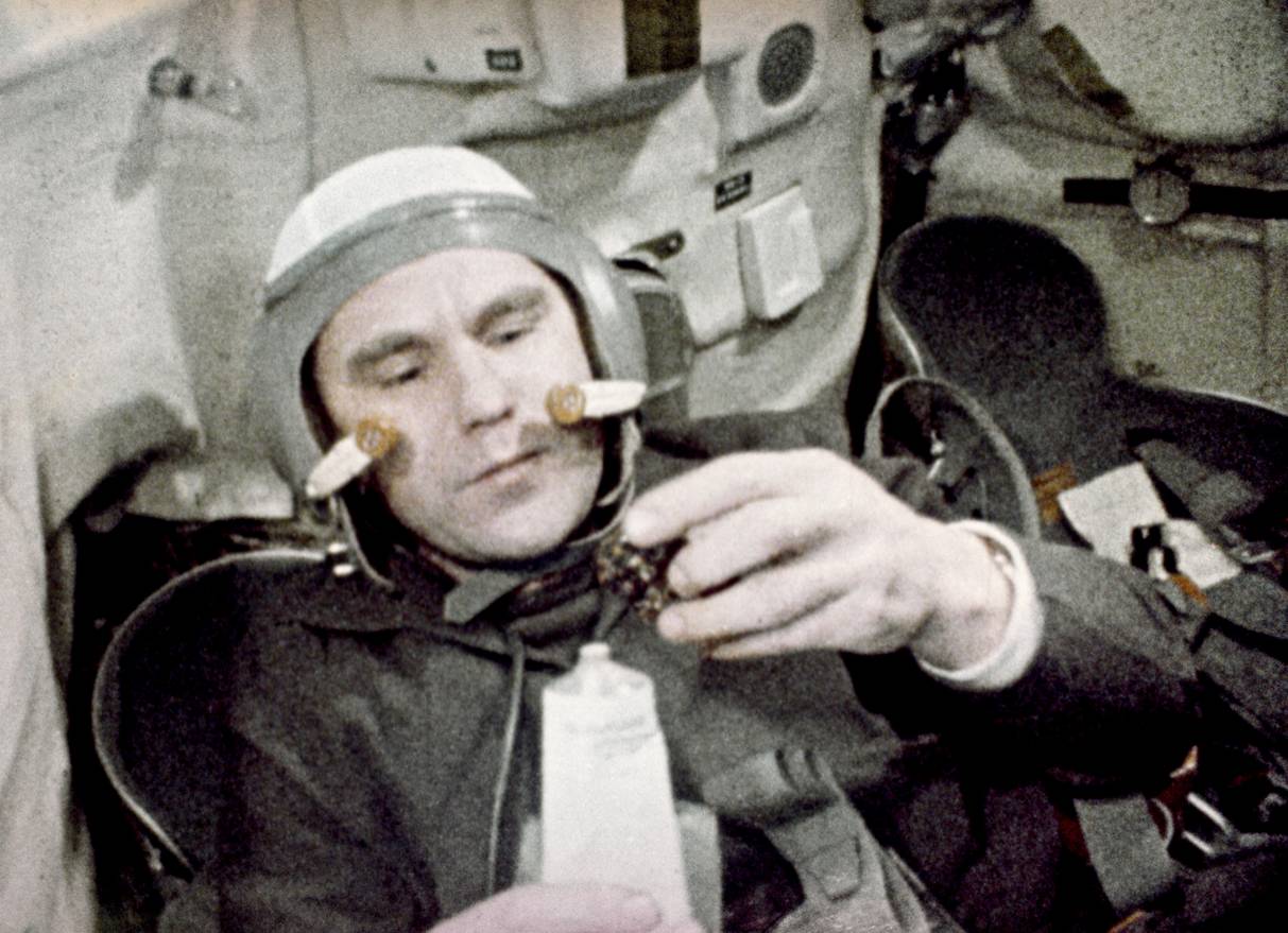 Георгий Тимофеевич Береговой в тренажере космического корабля 7-ОК «Союз». Ему было поручено возобновить полеты на космических кораблях этого типа