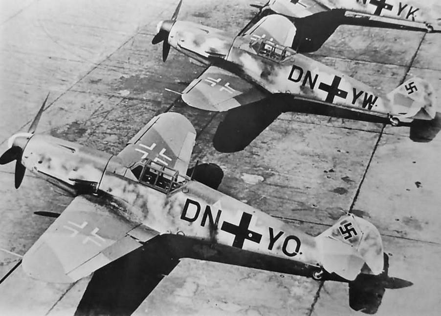 Первые серийные высотные истребители Мессершмитт Bf 109G-1 на заводе. Они комплектовались устройством GM 1 для впрыска в цилиндры двигателя «микстуры Геринга» – закиси азота, которая повышала высотность силовой установки и такой самолет на высоте 8700 м разгонялся до скорости 650 км/ч