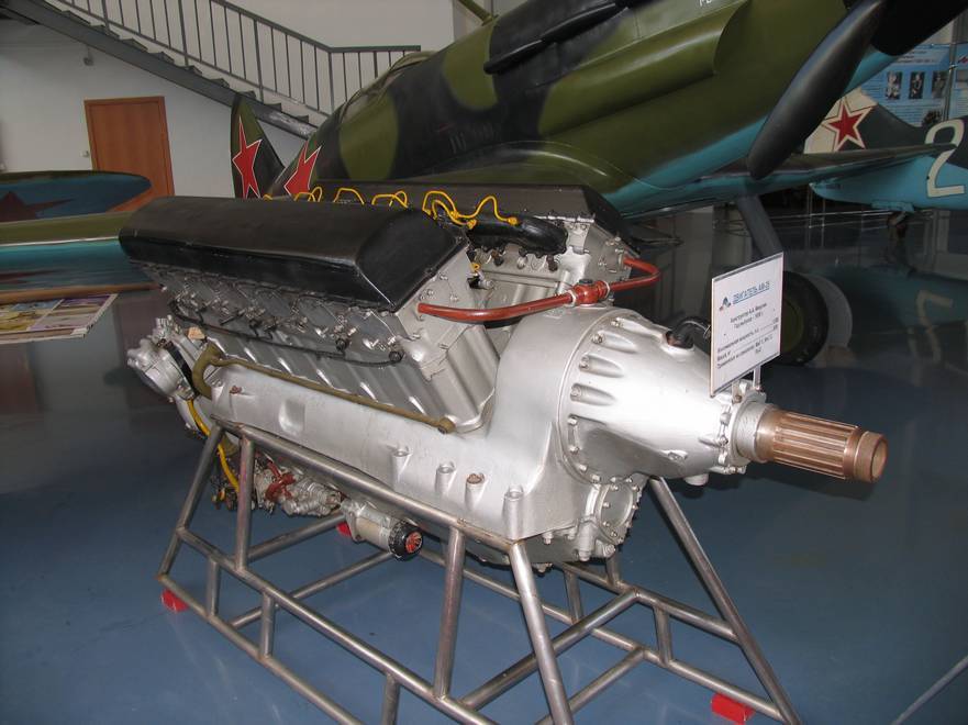 Высотный двигатель АМ-35А у макета истребителя МиГ-3 в экспозиции Музея ВВС России в г. Монино