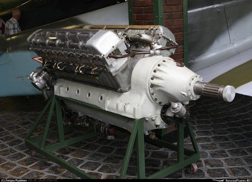 Необходимые для штурмовиков Ил-2 «маловысотные» двигатели АМ-38, а затем форсированные АМ-38Ф (на фото) в 1942 г. сменили в производстве моторы АМ-35А, устанавливаемые на истребителях МиГ-3