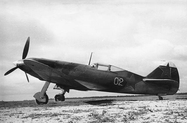 Второй опытный экземпляр высотного истребителя И-230 («Д-02») считался первым самолетом войсковой серии и предназначался для передачи на эксплуатационные испытания в 12-й Гвардейский ИАП ПВО. Он был построен в начале августа 1943 г., но уже 10 числа потерпел аварию. В ходе ремонта на этом самолете увеличили размах крыла