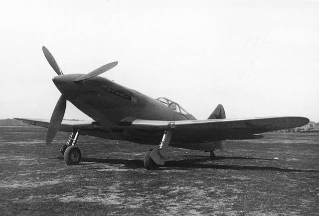 Первый опытный высотный перехватчик И-230 (самолет «Д», МиГ-3У) №01 был построен заводом № 155 без радиостанции. Поскольку мотор АМ-37 завод №24 так и не поставил, на нем смонтировали серийный АМ-35А меньшей мощности