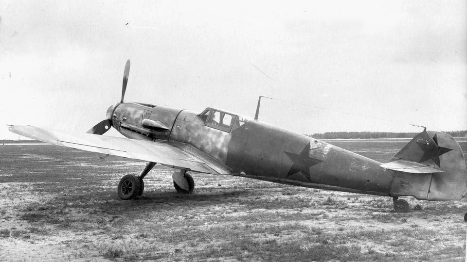 На снимке трофейный истребитель Bf 109G-2, испытывавшийся в НИИ ВВС Красной Армии