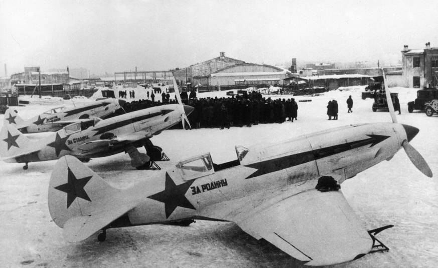 Торжественная сдача самолетов МиГ-3 заводом № 155 в Москве летчикам 172-го ИАП – февраль 1942 г. Это были последние МиГ-3, построенные из задела завода №1, привезенного из Куйбышева и остававшегося в Москве