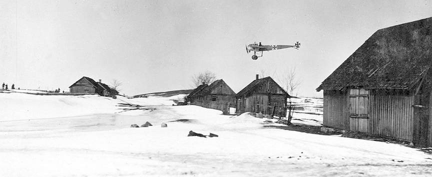 Самолет Fokker E.II Воздушных войск Германии над полевым аэродромом – Восточный фронт