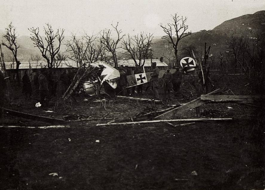 Разбитый истребитель Фоккер E III Императорских и королевских воздушных войск Австро-Венгрии