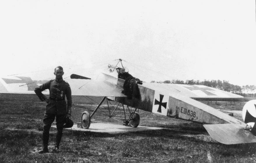 Пилот Кайзеровских воздушных войск Германии у истребителя Фоккер E III W.Nr.636