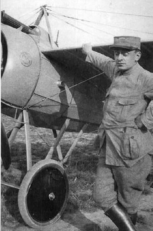 Французский пилот у истребителя Моран тип I во время испытаний машины во Франции