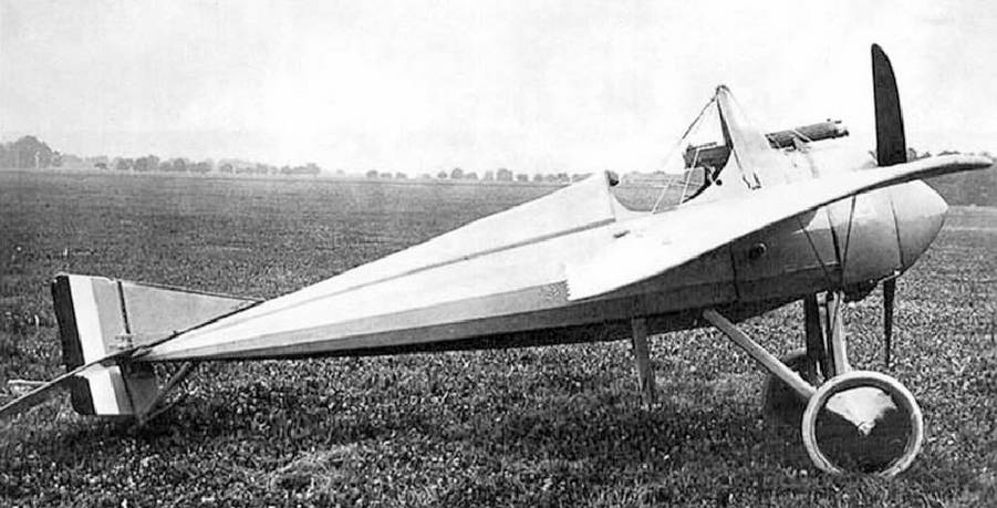 Один из первых истребителей Моран тип I во время испытаний машины во Франции