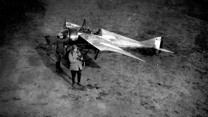 Знаменитый своими предвоенными рекордами пилот Жюль Ведрин (Jules Vedrines) со своим механиком у истребителя Morane-Saulnier Type N ВВС Франции