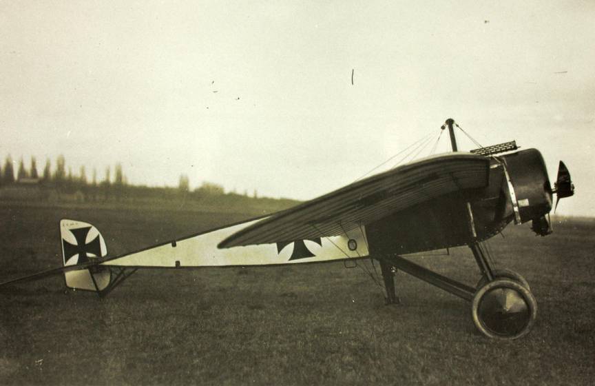 Немецкий истребитель Пфальц E II сохранил многие черты прототипа Моран Н, но был крупнее и мощнее