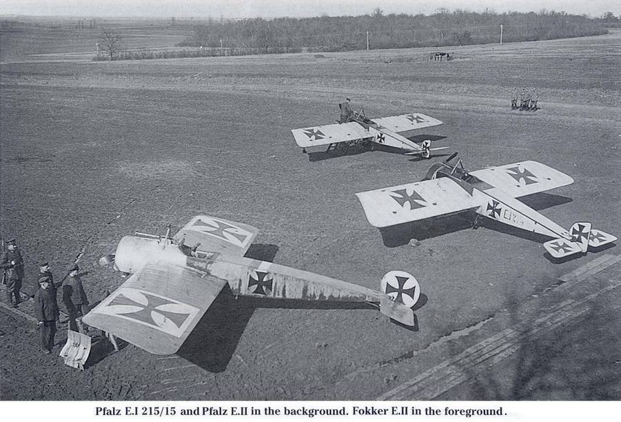Истребитель Фоккер E I W.Nr. E I 215/15 на полевом аэродроме (на переднем плане), за ним стоят два истребителя Пфальц E II