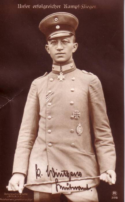 Лейтенант Курт Винтгенс – первый летчик в истории, сбивший самолет противника из синхронного пулемета. Погиб в бою с французским самолетами 25 сентября 1916 г. На тот момент на счету немецкого аса было 19 побед