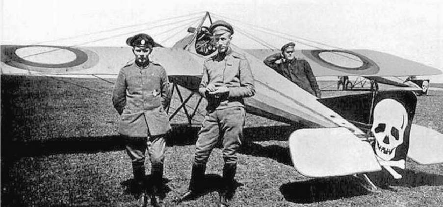 Летчик 1-й БАГ Иван Смирнов у своего «Мормона». Слева стоит сбитый им немецкий пилот, а к концу войны на счету Смирнова будет 12 побед