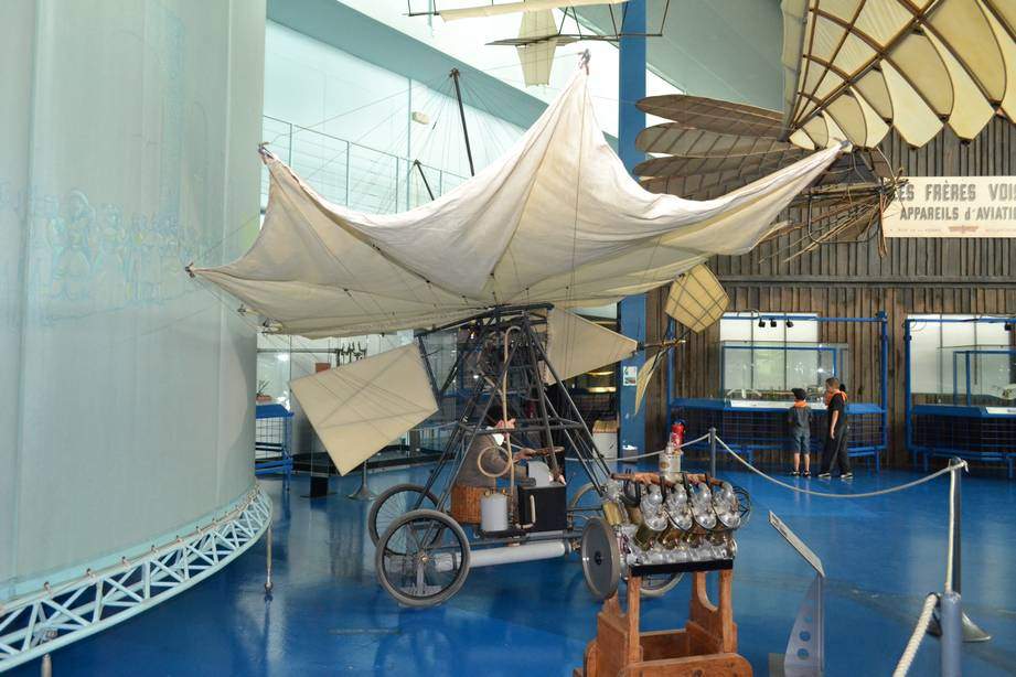Построенная во Франции в 1906 г. «летательная машина» Vuia No I румынского изобретателя Траяна Вуйи в экспозиции Музея авиации и космонавтики Ле Бурже. И нечего смеяться – тогда так выглядели не только румынские самолеты!