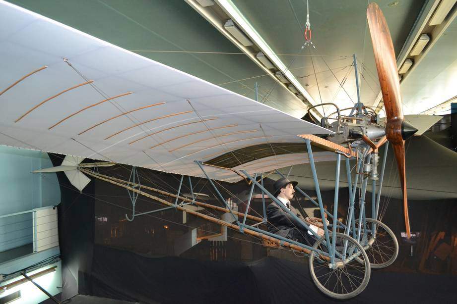 Очень удачный для своего времени аппарат – «Демуазель» конструкции Альберто Сантос-Дюмона в экспозиции Музея авиации и космонавтики в Ле Бурже. Это также макет, но и он, и даже сам «Летающий Бразилец» – буквально как живые