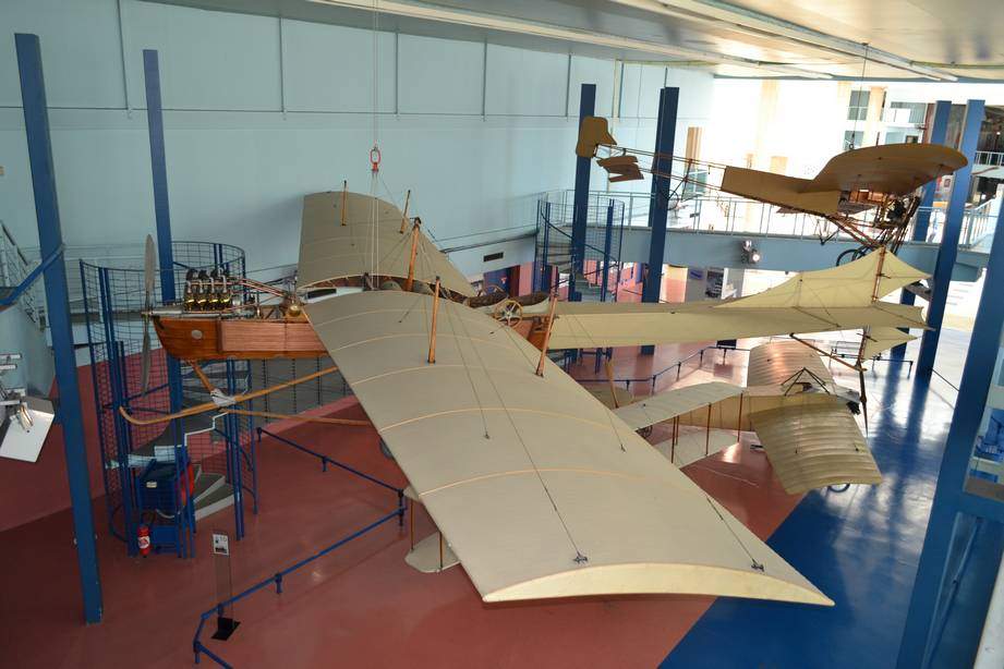 Еще один эффектный макет – один из первых французских аэропланов «Антуанет». В начале века он был весьма популярен в Европе
