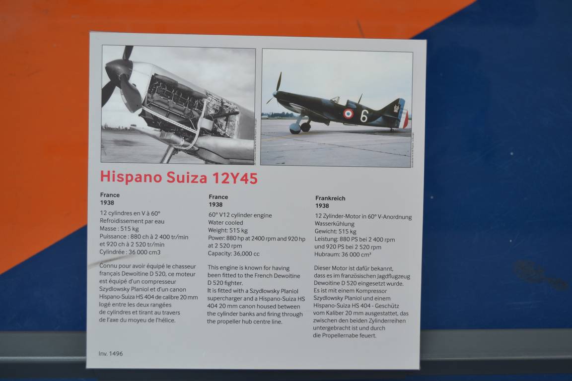 Пример информационной таблички из Музея Ле-Бурже. Короткий, но вполне достаточный для «среднего посетителя» текст дан на трех языках – очень удобно по сравнению со многими другими техническими музеями Европы.На этой табличке – основные данные мотора Hispano-Suiza H.S.12Y-45, фото его установки под капотом и снимок самого истребителя Девуатин D520C1, на котором он применялся