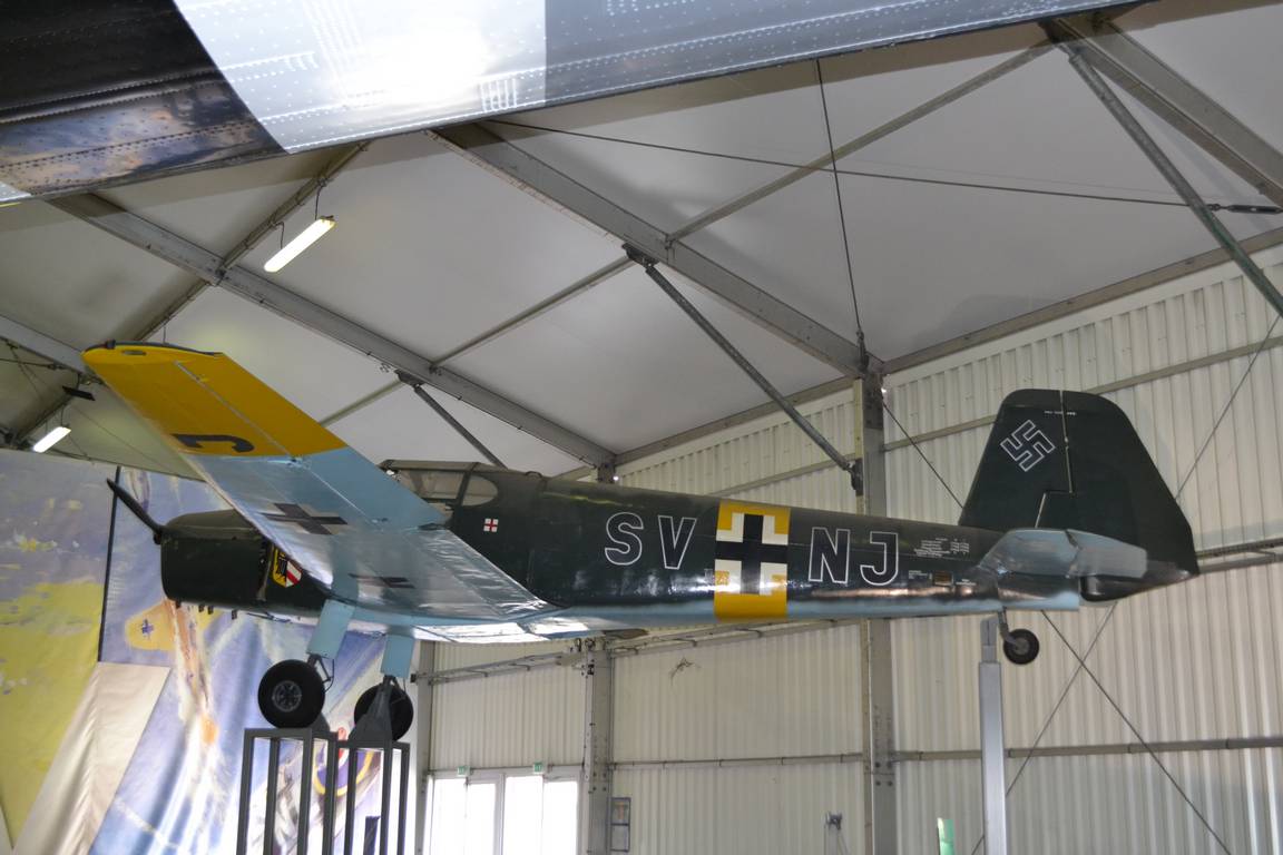 Немецкий легкий самолет Bücker Bü 181 Bestmann, который использовался в качестве связного и учебного в годы войны, а после ее окончания много лет летал еще и как спортивная и туристическая машина 