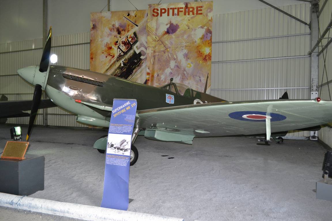 Если верить табличке, в экспозиции Музея авиации и космонавтики Ле-Бурже установлен истребитель Supermarine Spitfire Mk. XVI, но судя по виду, это более старая и распространенная модификация F Mk. IX