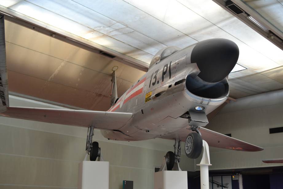 «Носатый Сейбр» – легкий (сравнительно) одноместный всепогодный перехватчик North American F-86K Sabre, приставленный в 1956 г. для ВВС Франции.