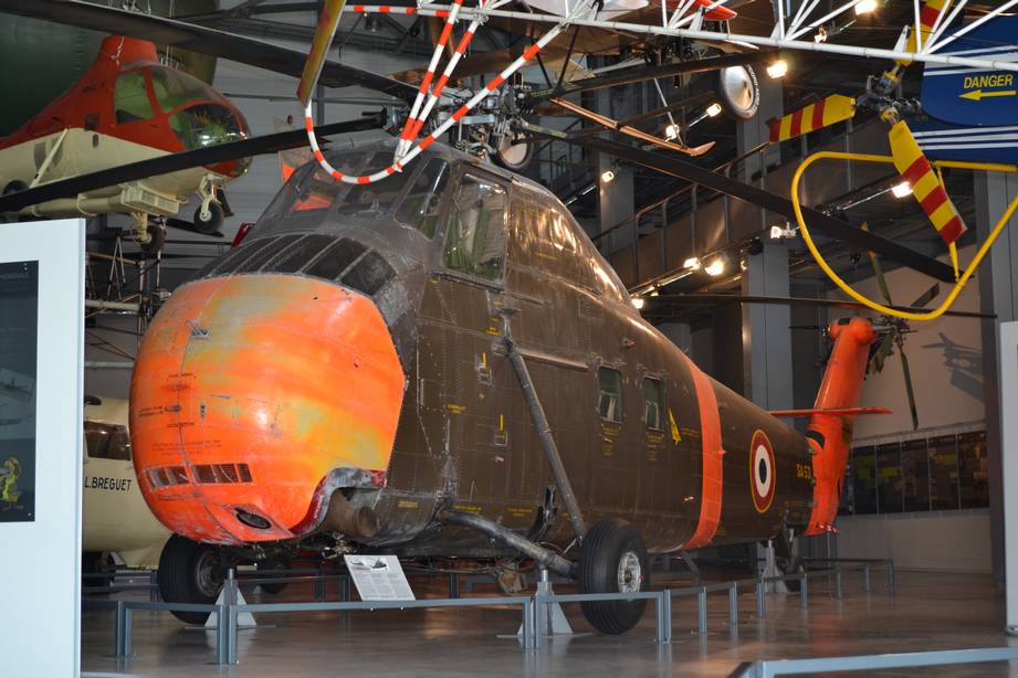 Еще один американский вертолет во Франции – Sikorsky H-34A Choctaw (фирменное обозначение S-58). Это один из первых в мире массовых вертолетов. Его прототип совершил первый полет 8 марта 1954 г., а всего до 1970 г. в США и в других странах собрали 2108 «Чоктавов» всех вариантов.Сначала Франция купила 134 таких вертолета в виде комплектов агрегатов, которые собирал завод «Зюд» (авиастроительное объединение юга Франции Sud-Aviation), а потом на этом предприятии сделали еще 166 таких машин «с нуля».