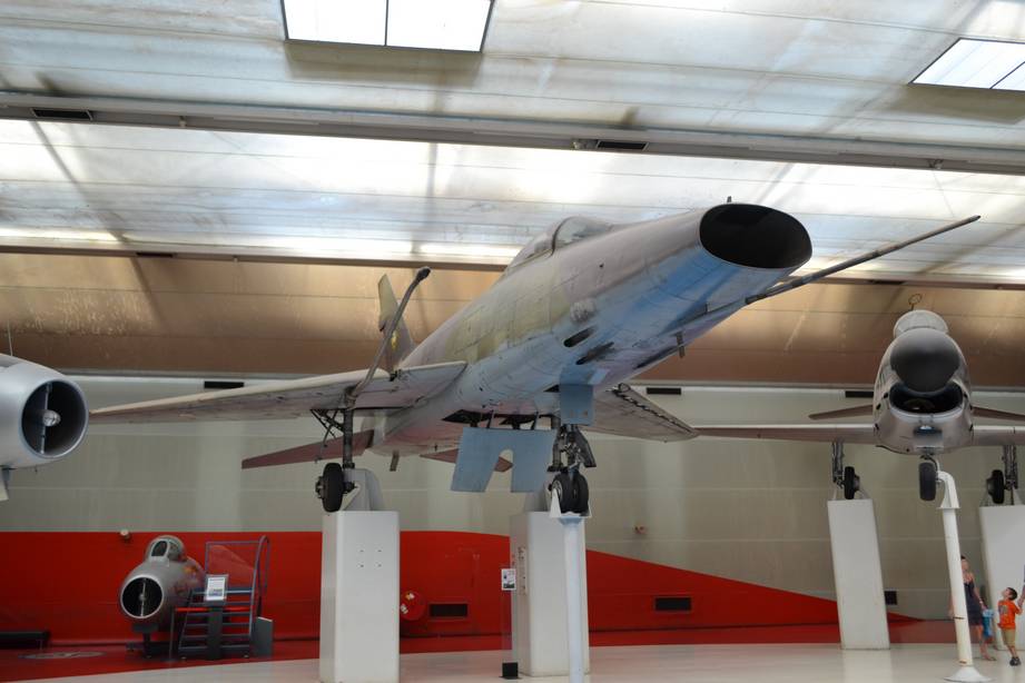 Сверхзвуковой истребитель-бомбардировщик Норт Америкен F-100D «Супер Сейбр» ВВС Франции. Черты прототипа F-86 проступают в нем куда четче, чем облик МиГа-пятнадцатого в МиГ-19