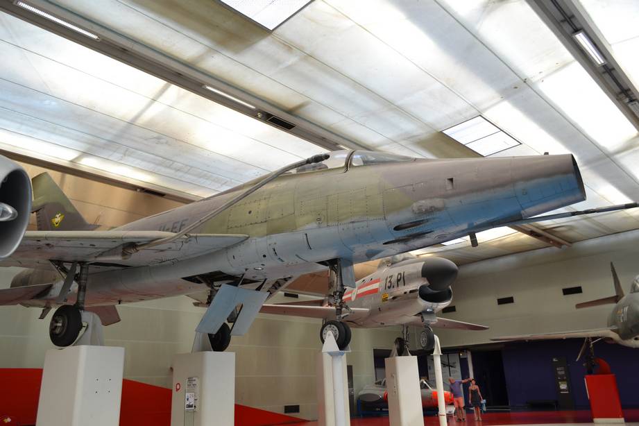 Вот таким я увидел истребитель-бомбардировщик Норт Америкен F-100D «Супер Сейбр» ВВС Франции. Из ряда подобных машин того времени внешне он выделялся разве что грузным внешним видом. Таким был первый на Западе сверхзвуковой боевой самолет
