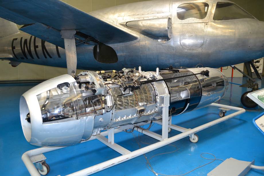 Турбореактивный двигатель Jumo 004B в разрезе. Такой двигатель развивал статическую (то есть при нулевой скорости самолета на уровне моря) тягу 920 кгс при 8740 оборотах в минуту, а его собственный вес был 745 кг