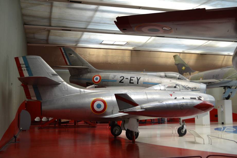 Первый успешный французский реактивный истребитель Дассо M.D.450 «Ураган» напоминает наш МиГ-15, но с крылом меньшей стреловидности (стреловидность оперения также несколько меньше), на конце которого установлены дополнительные баки