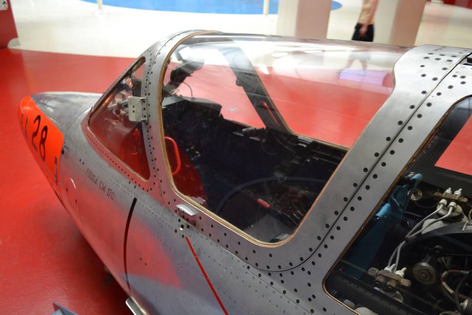 Носовая часть самолета Fouga CM.170 Magister. Машина сделана аккуратно, но сразу видно, что аэродинамика была принесена в жертву удобству сборки и обслуживания. При этом самолет прекрасно выполнял свои учебные задачи, а скорость и большая дальность ему были не нужны