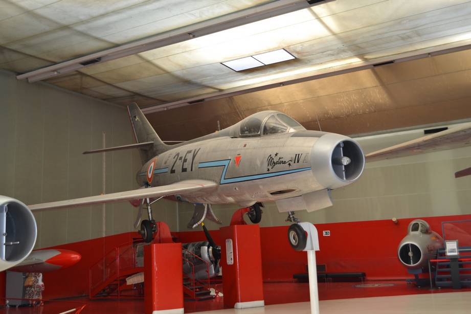 А это – серийный экземпляр истребителя Дассо M.D.454 «Мистер» IVA (машина №289 уже с двигателем Испано-Сюиза «Вердон» французского производства). Типичный самолет того времени, но все же отличающийся и от МиГ-17, и от F-86F